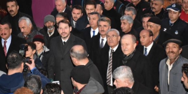 Bakan Albayrak, Malatya'da depremzedeleri ziyaret etti