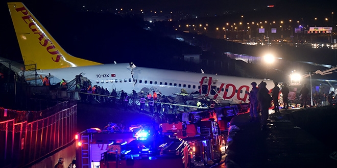 U�ak enkaz�nda yaral�lar� kurtarma �abas� kamerada