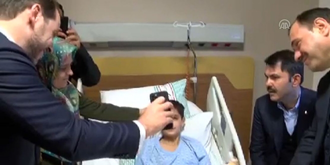 Erdoğan, enkaz altından yaralı kurtarılan çocukla görüştü
