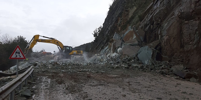 Bolu'da ya�mur sonras� heyelan Ankara yolunu kapatt�