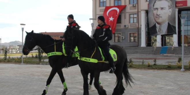 Atlı polisler heybetiyle dikkat çekiyor