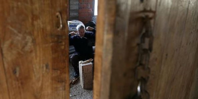 Geri döndüğü baba ocağında 'şimşir kaşık' üretiyor