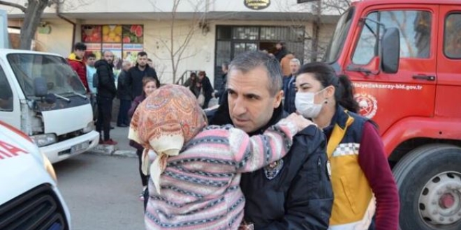 Polis, yangında mahsur kalan kadını böyle kurtardı