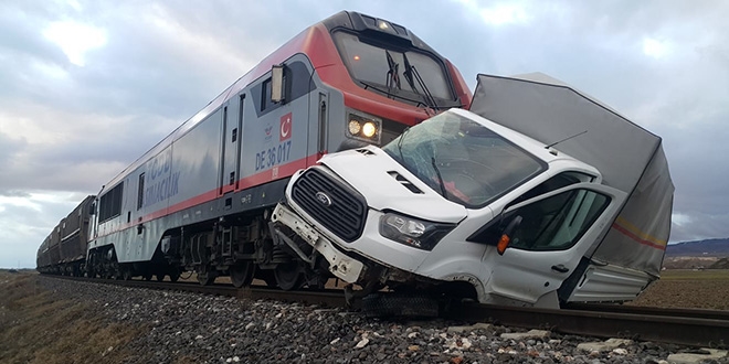 Bariyerleri kırıp geçmeye çalıştığı sırada tren çarptı