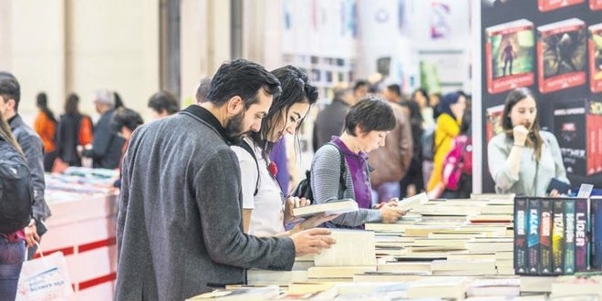 Edebiyat dünyası okurlarla buluşuyor