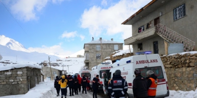 Van'da kurtarma çalışmalarına olumsuz hava koşulları nedeniyle ara verildi