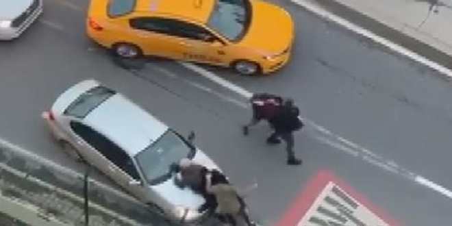 Trafikte yumruk yumruğa kavga