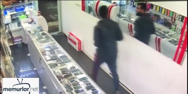 Arızalı telefon, tamircinin elinde alev aldı