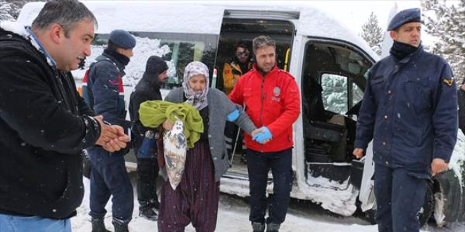 Diyaliz hastalarını taşıyan minibüs ile otomobil çarpıştı: 9 yaralı