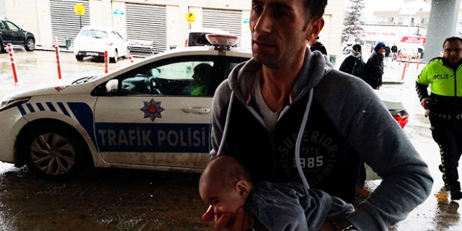 Dili boğazına kaçan bebeği hastaneye polisler yetiştirdi