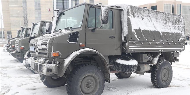 Askeri kamyonlar depremzedelerin e�yas�n� ta��yacak