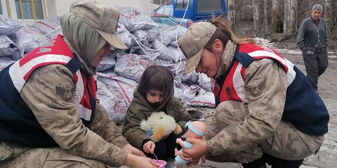 Kad�n astsubaylar, yaralar� sarmaya devam ediyor