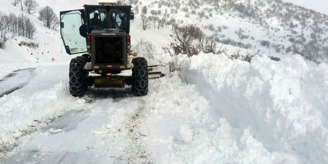 Bingöl-Erzurum kara yolu büyük araç trafiğine kapatıldı