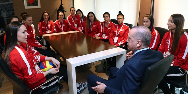 Erdoğan, Kadın Voleybol Takımı oyuncularıyla bir araya geldi