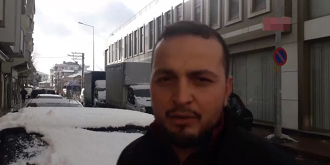 Çakalların kovaladığı adam, elektrik direğine tırmanarak kurtuldu