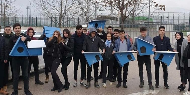 Öğrencileriyle sokak köpeklerini besliyor