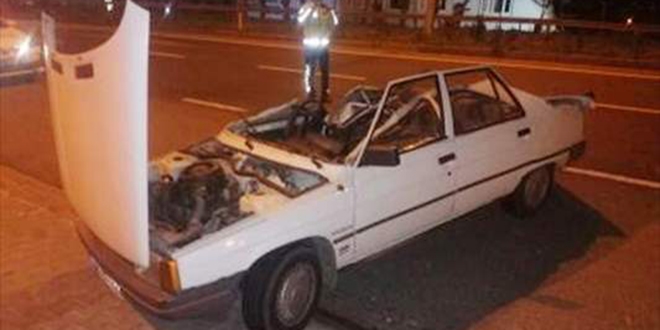 Tavanı kopan otomobilden yara almadan kurtuldu