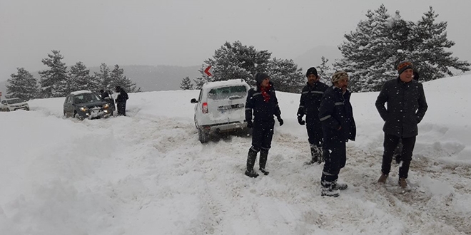 Yoğun kar yağışı nedeniyle Abant'a ulaşım sağlanamıyor