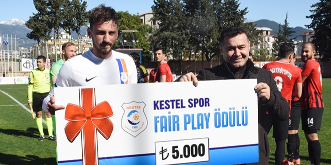 Centilmen futbolcu ödülünü Mehmetçik Vakfına bağışladı
