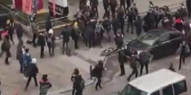 50 liseli birbirine girdi... Cadde trafiğe kapandı