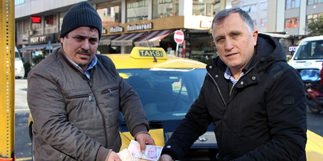 Taksisinde unutulan 70 bin liray sahibine teslim etti