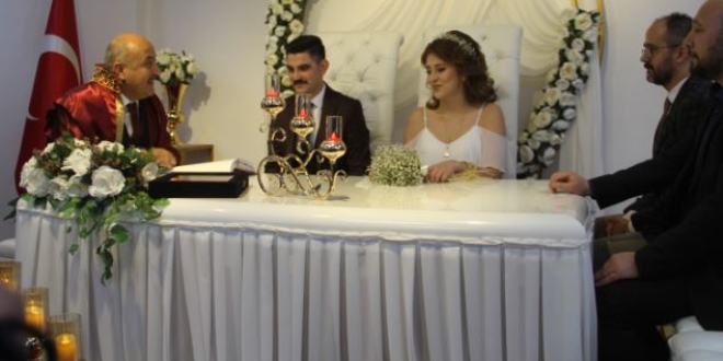 Belediye Başkanı bu kez kendi kızının nikahını kıydı