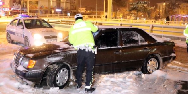 Karlı yolda drift atan stajyer sürücü: Kar lastiğim yok