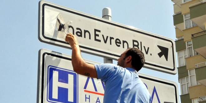 İzmir'in caddelerinden 'Kenan Evren' ismi siliniyor