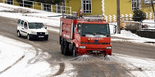 Zonguldak'ta karl yollar, deniz suyu ile temizleniyor