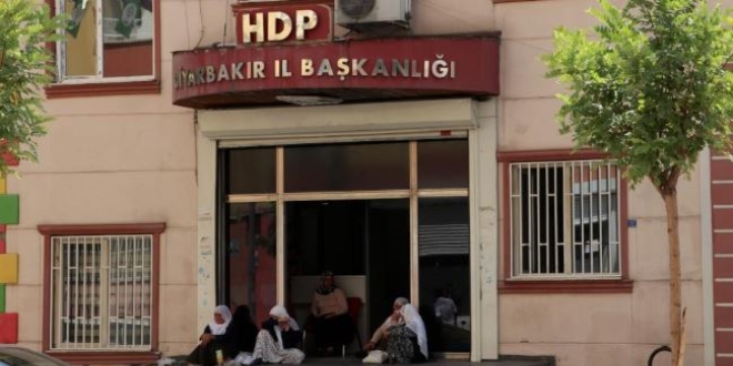 HDP önünde eylem yapan bir aile daha evladına kavuştu