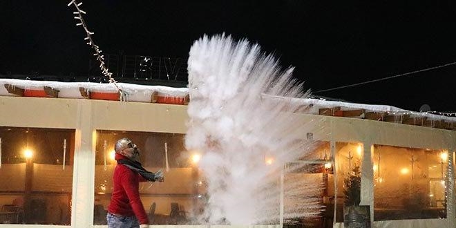 Sivas eksi 21 dereceyi gördü: Sıcak su yere buz taneciği olarak düştü