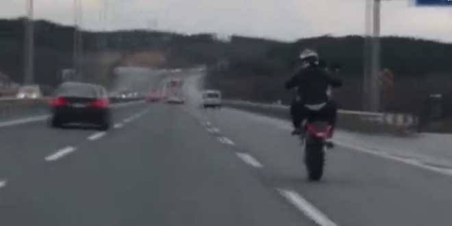Trafikte terör estiren motosikletli polisin üzerine sürdü
