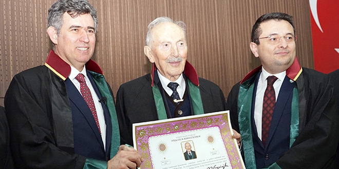 Kıbrıs gazisi 97 yaşında avukatlık cübbesi giydi