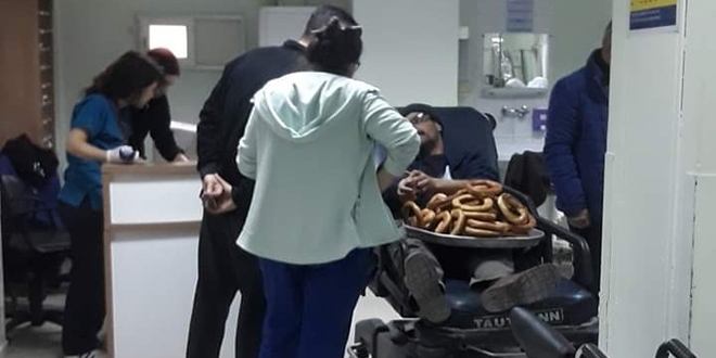 Acilde bile simit tezgahını elinden bırakmadı