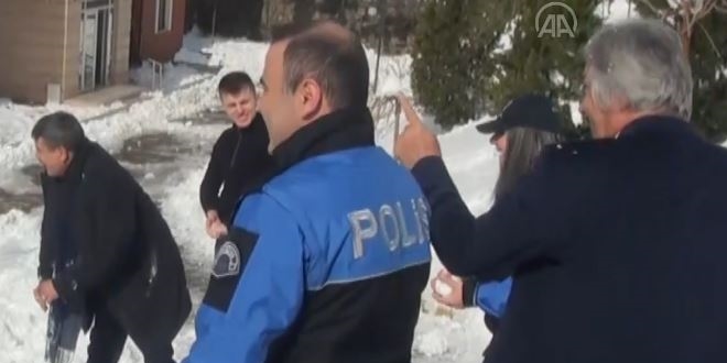 İl Emniyet Müdürü, çocuklarla kartopu oynadı