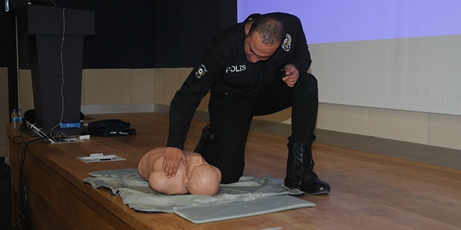 İstanbul Havalimanı'nda görevli polislere ilk yardım eğitimi