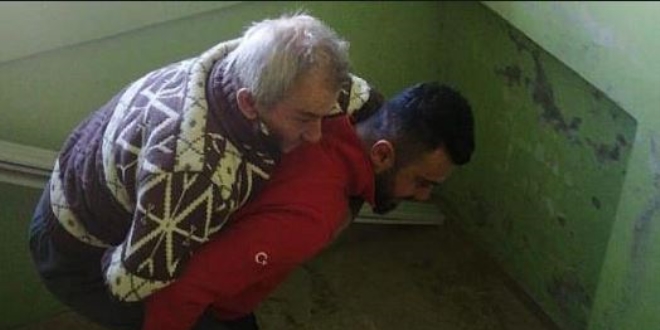 UMKE personeli felçli hastayı sırtında taşıdı