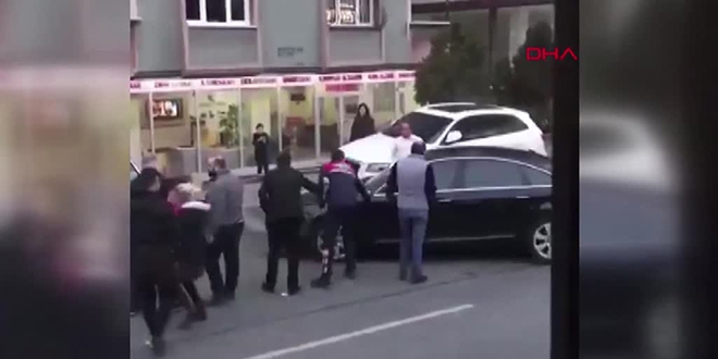 Park kavgasında sinirlenen sürücü diğer araca defalarca çarptı