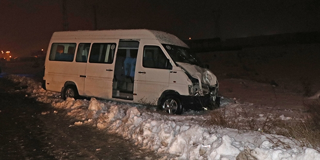 Kayseri'de işçi servisleri çarpıştı: 17 yaralı