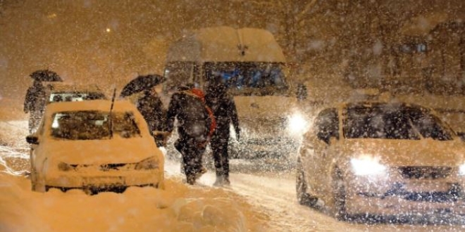 Van'da kar nedeniyle bazı yollar trafiğe kapatıldı