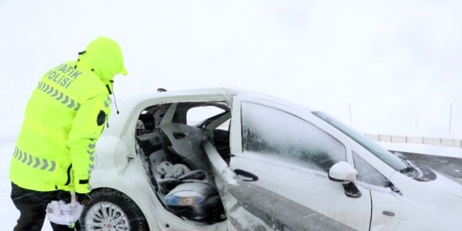 Polis memurunun kullandığı otomobil bariyerlere çarptı: 1 ölü, 3 yaralı