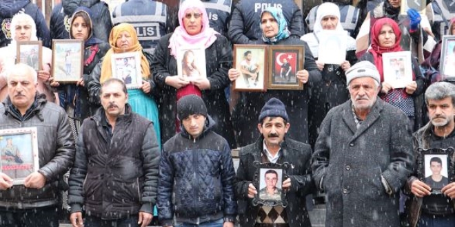Diyarbakır anneleri kar altında nöbetini sürdürüyor