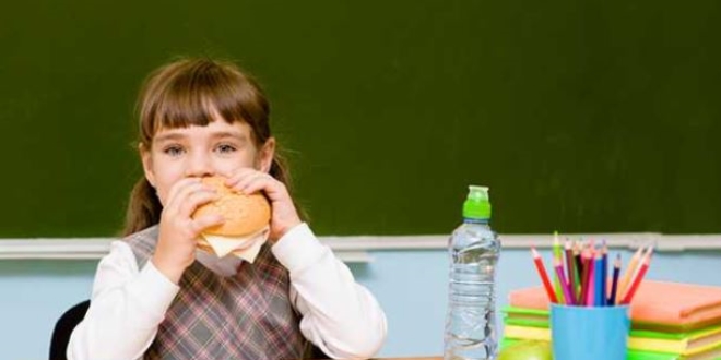 ocuklarn ders alrken yemek yemesi obeziteye zemin hazrlyor