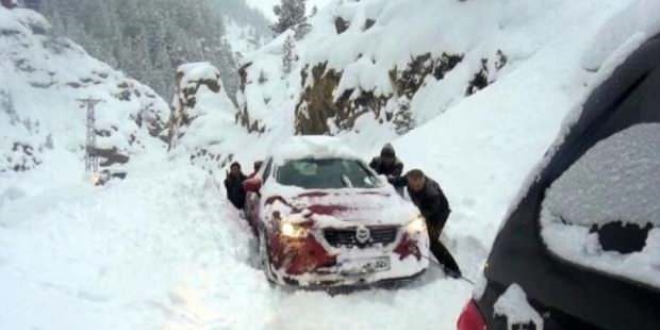Artvin'de çığ düştü! 20 araç yolda kaldı