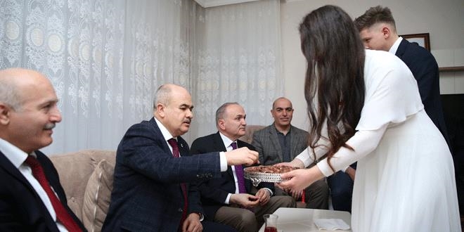 Vali ve belediye başkanından kız isteme merasimi
