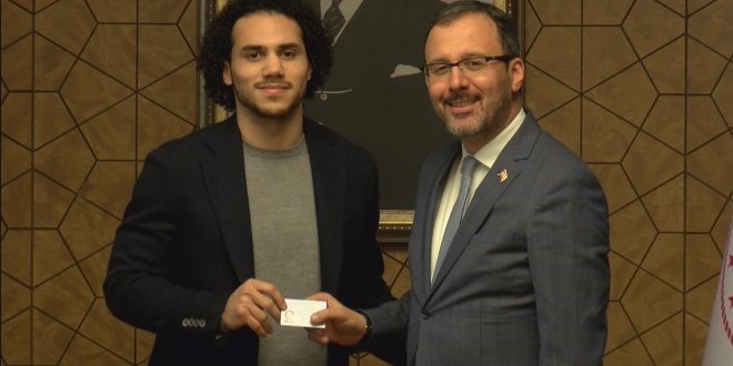 Bakan Kasapoğlu, Shane Larkin'e TC kimlik kartını verdi