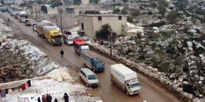 İdlib'den Türkiye sınırına doğru göç devam ediyorlar
