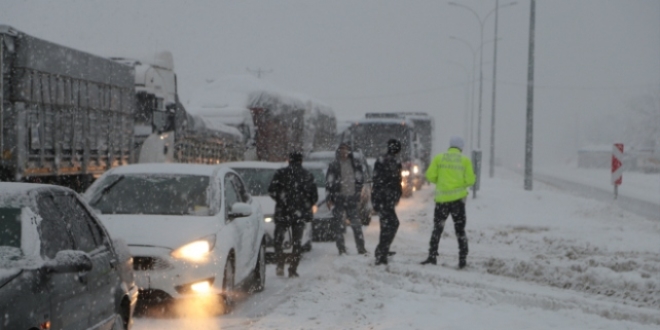 Kayseri- Kahramanmaraş karayoluna çığ düştü