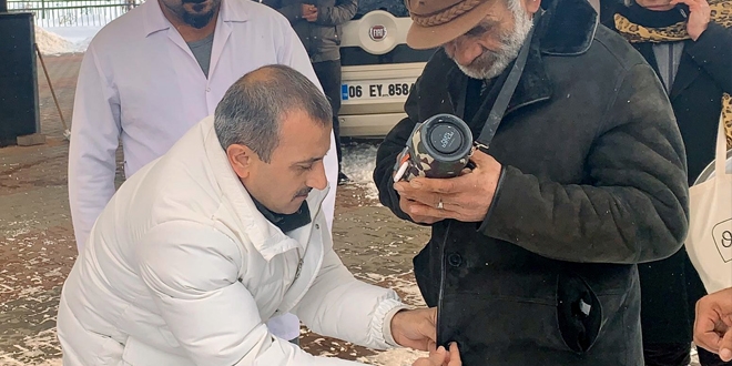 Tunceli Valisi Sonel kabanını soğukta üşüyen engelli vatandaşa giydirdi