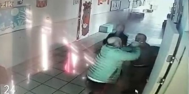 Öğretmeni okul koridorunda tekme tokat dövdü!